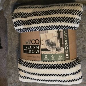 Nemcor Eco Plush Throw (60in × 70in)